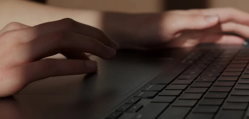 Jak odblokować myszkę w laptopie i uniknąć frustracji z jej brakiem