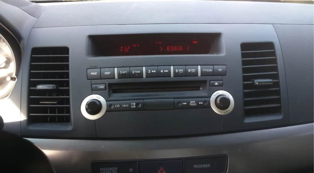 Jak podłączyć pendrive do radia samochodowego bez USB - proste metody